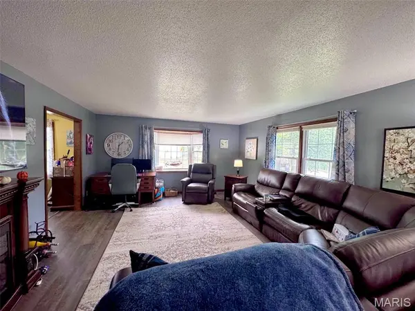 3307 Highway Mm, Hannibal, MO 63401
