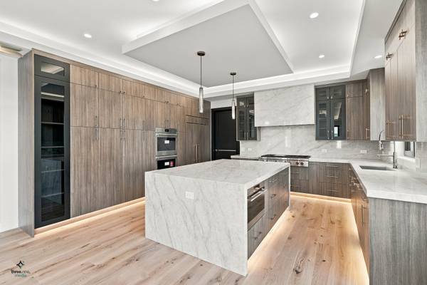 425 Forest Edge DR, Glencoe, IL 60022