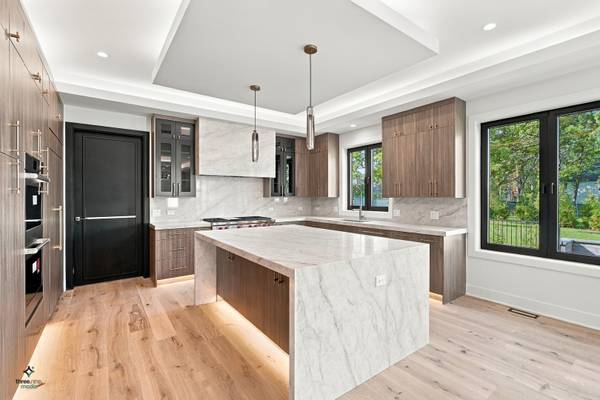425 Forest Edge DR, Glencoe, IL 60022