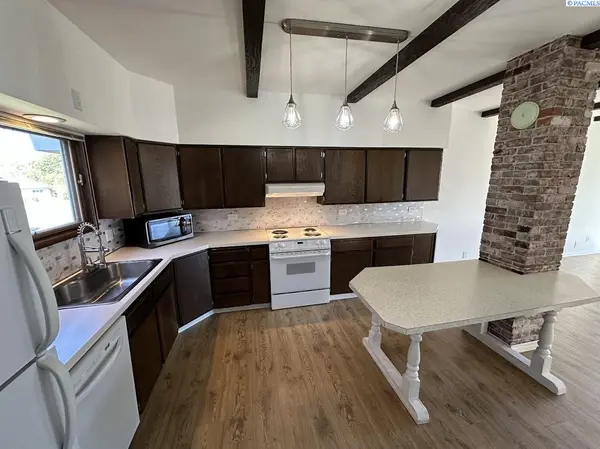 3 W State St., St. John, WA 99171
