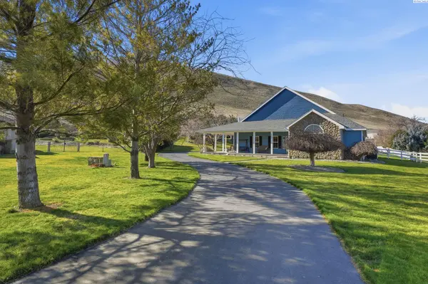 6004 Glenbrook Loop, West Richland, WA 99353