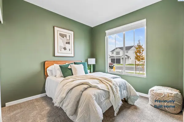301 Sapphire Ave, Grandview, WA 98930