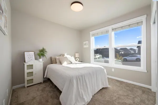 7876 Cardinal Peak St, West Richland, WA 99353
