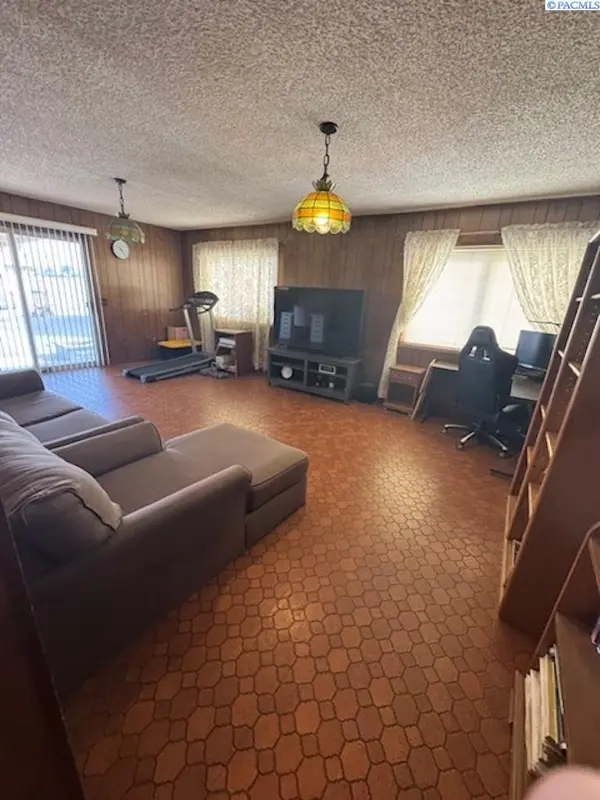 2821 Grandview Pavement, Mabton, WA 98935