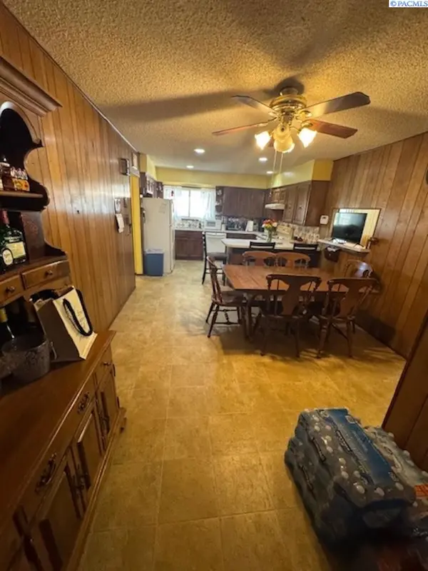 2821 Grandview Pavement, Mabton, WA 98935