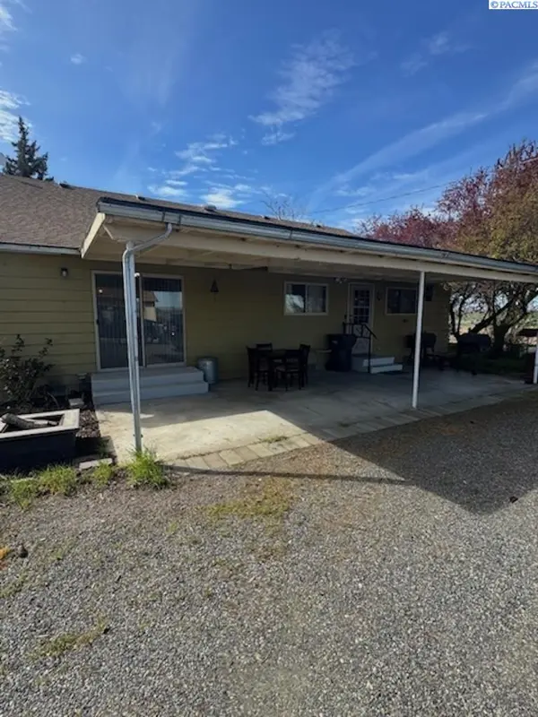 2821 Grandview Pavement, Mabton, WA 98935