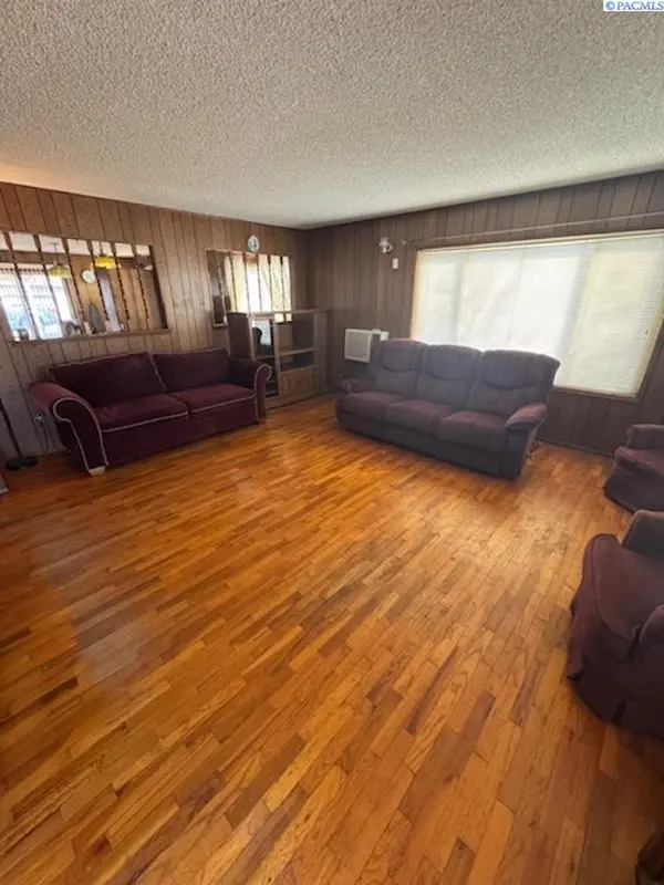 2821 Grandview Pavement, Mabton, WA 98935