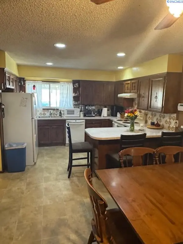 2821 Grandview Pavement, Mabton, WA 98935