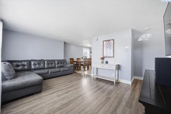 1818 N 11th Ave, Pasco, WA 93301