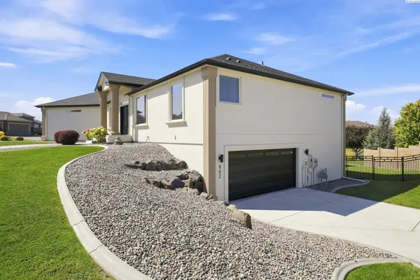 662 S Hawaii Pl, Kennewick, WA 99336