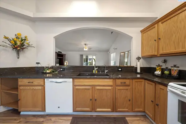 5703 Mulberry Dr, West Richland, WA 99353