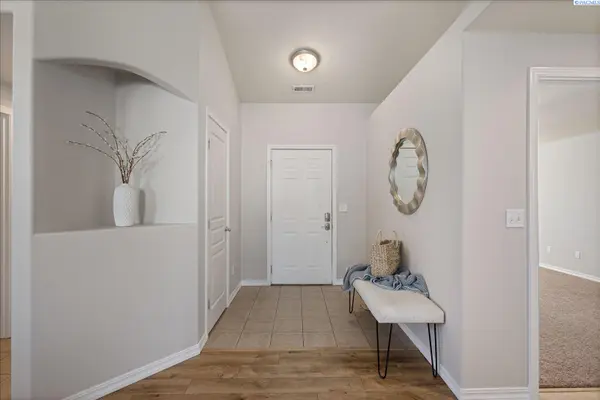 3211 S Highlands Blvd., West Richland, WA 99353