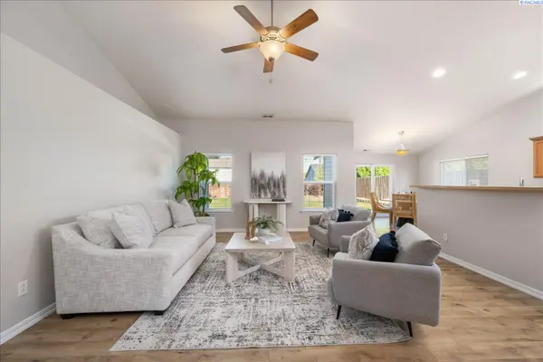 3211 S Highlands Blvd., West Richland, WA 99353