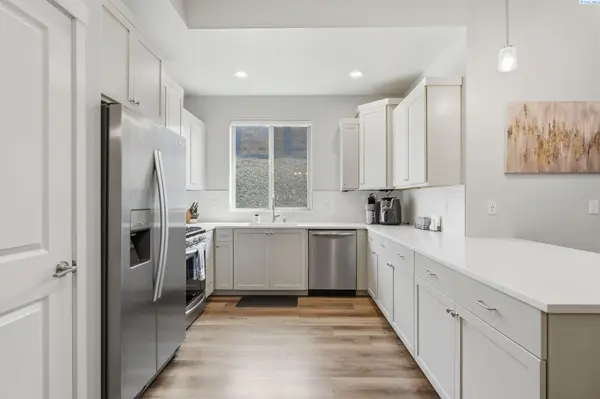 7025 Collins Rd, West Richland, WA 99353