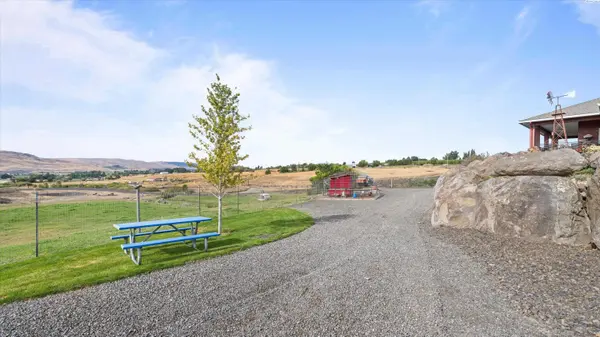 27446 N Case Rd, Prosser, WA 99350