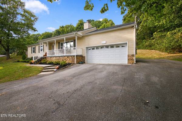 6130 Grove Drive, Knoxville, TN 37918