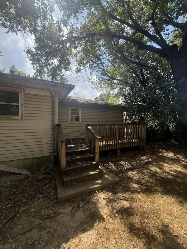 1323 W Poplar ST, Springfield, MO 65802