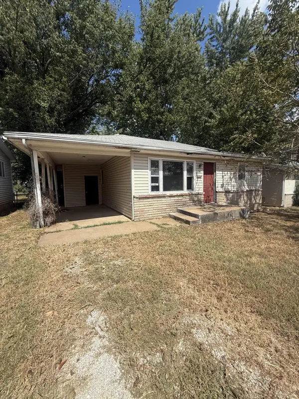 1323 W Poplar ST, Springfield, MO 65802