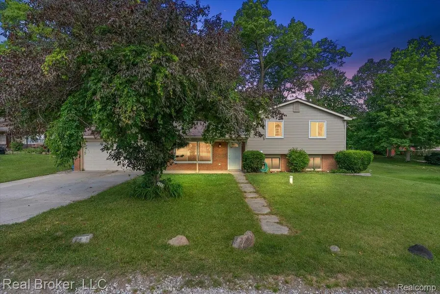 8320 Hillpoint DR, Hamburg Township, MI 48116