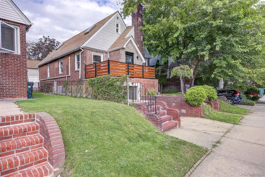 32-28 Utopia Pkwy, Flushing, NY 11358