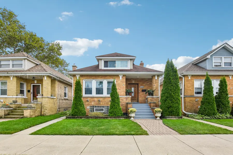 5705 W Newport AVE, Chicago, IL 60634