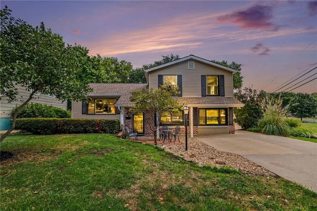 9029 Grandview DR, Overland Park, KS 66212