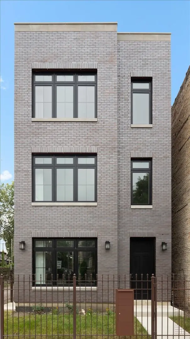 2821 W Walnut ST, Chicago, IL 60612