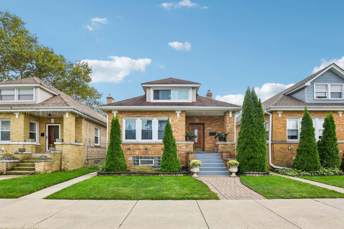 5705 W Newport AVE, Chicago, IL 60634