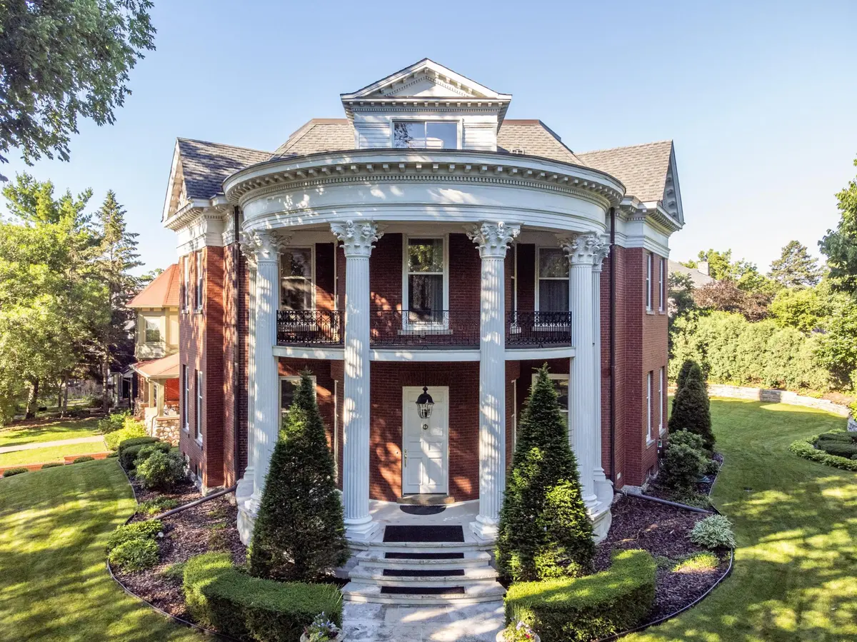 1203 Mount Curve AVE, Minneapolis, MN 55403