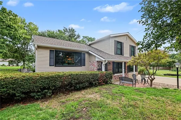 9029 Grandview DR, Overland Park, KS 66212