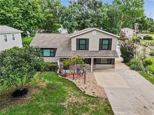 9029 Grandview DR, Overland Park, KS 66212