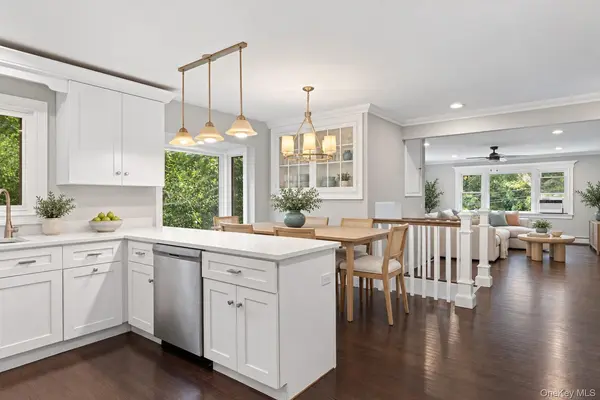 44 Chestnut AVE, Setauket, NY 11733