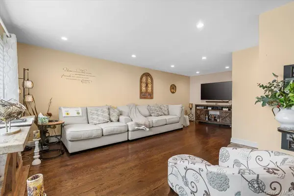 28 Lee AVE, Bethpage, NY 11714