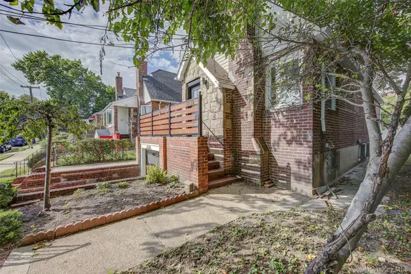 32-28 Utopia Pkwy, Flushing, NY 11358