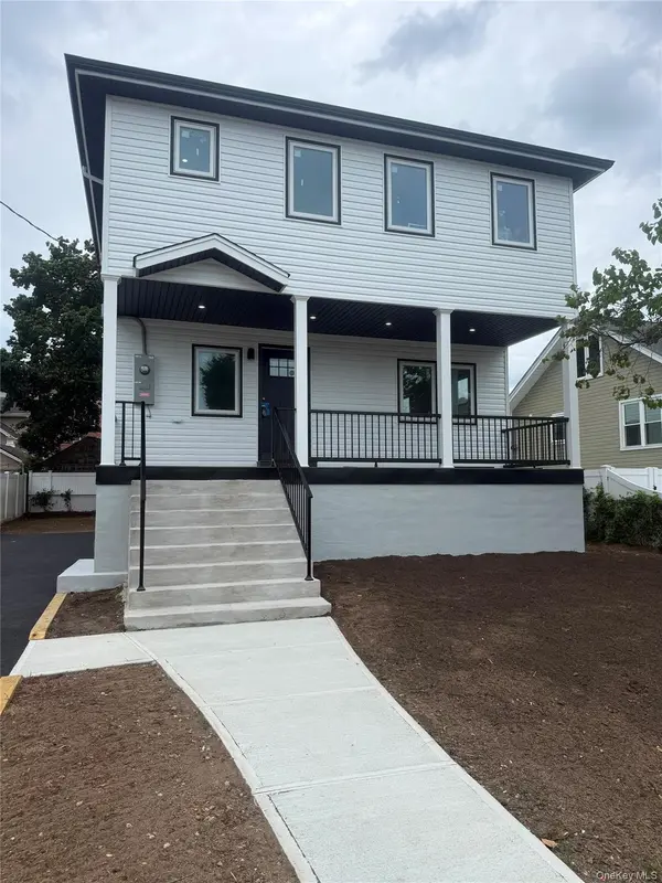 18 Sportsmans AVE, Freeport, NY 11520