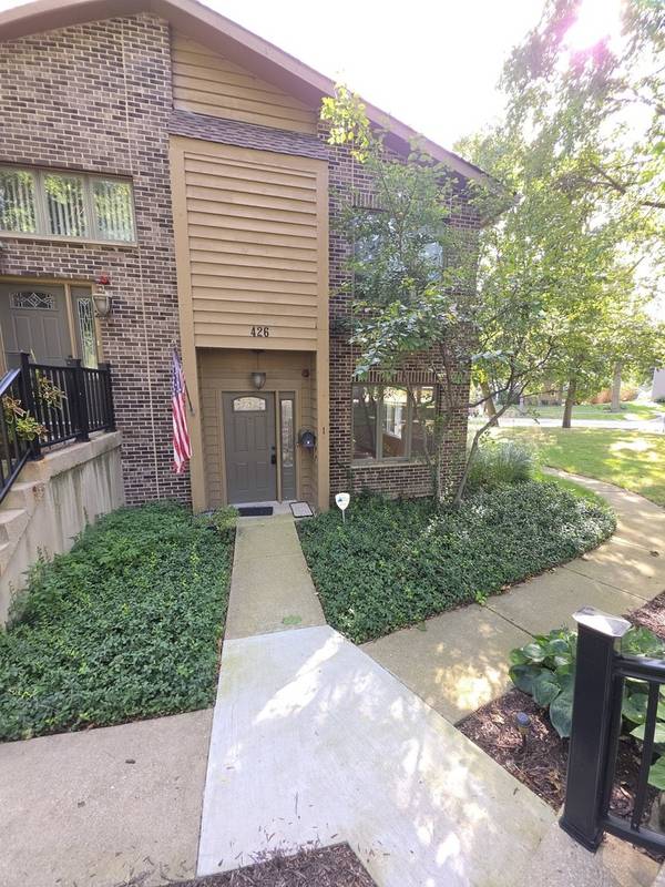 426 S 4th ST #1, St. Charles, IL 60174