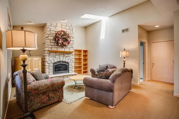 7089 Crowne Oak RD, Eden Prairie, MN 55344