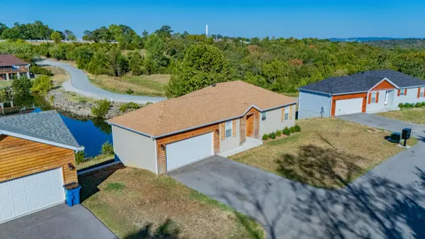 140 E Sunset Cove LN, Kirbyville, MO 65679