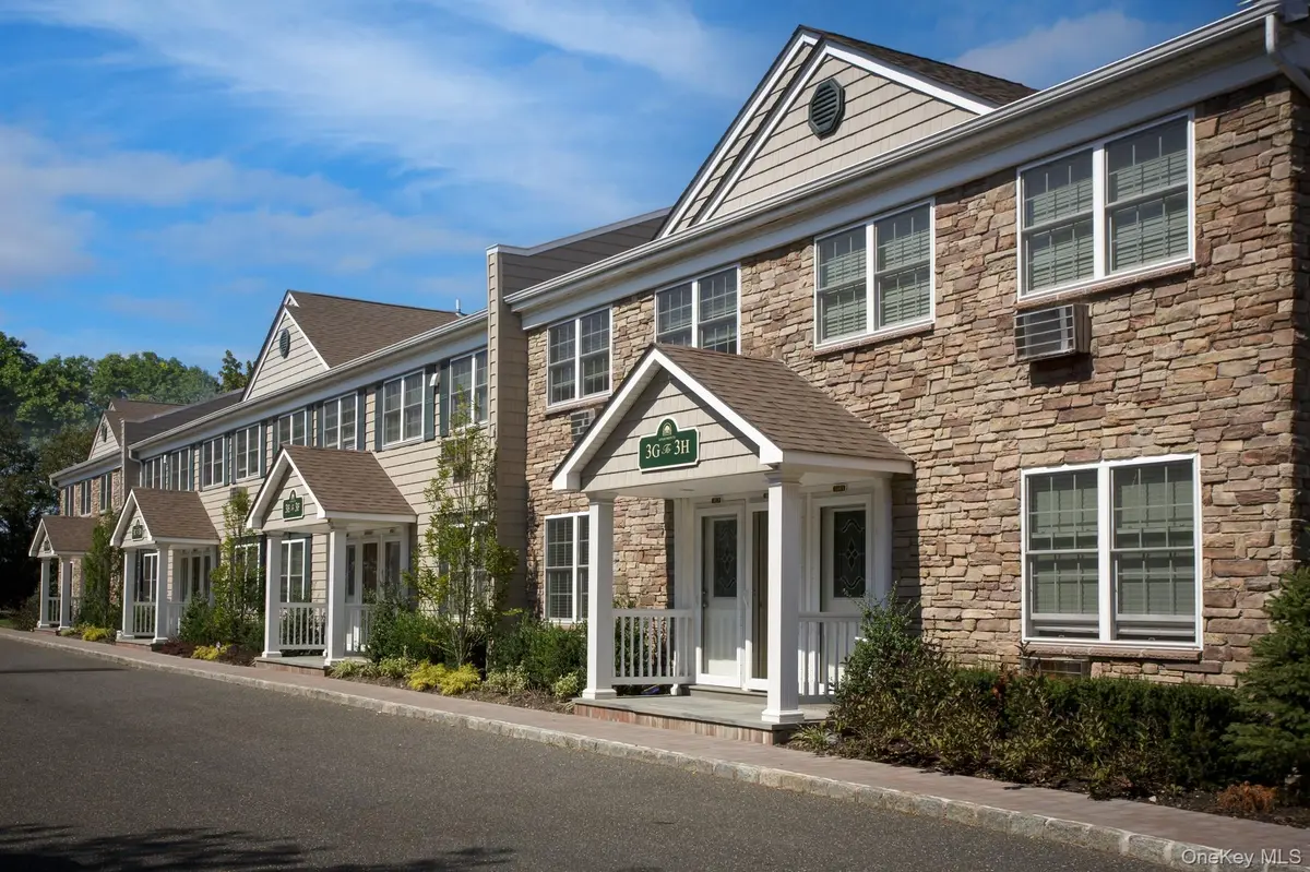 184 Hallock RD #4F1, Lake Grove, NY 11755