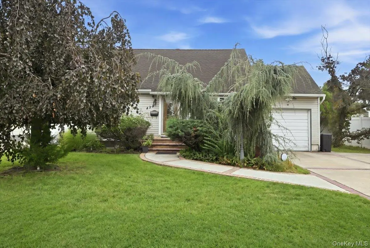 439 39th ST, Lindenhurst, NY 11757