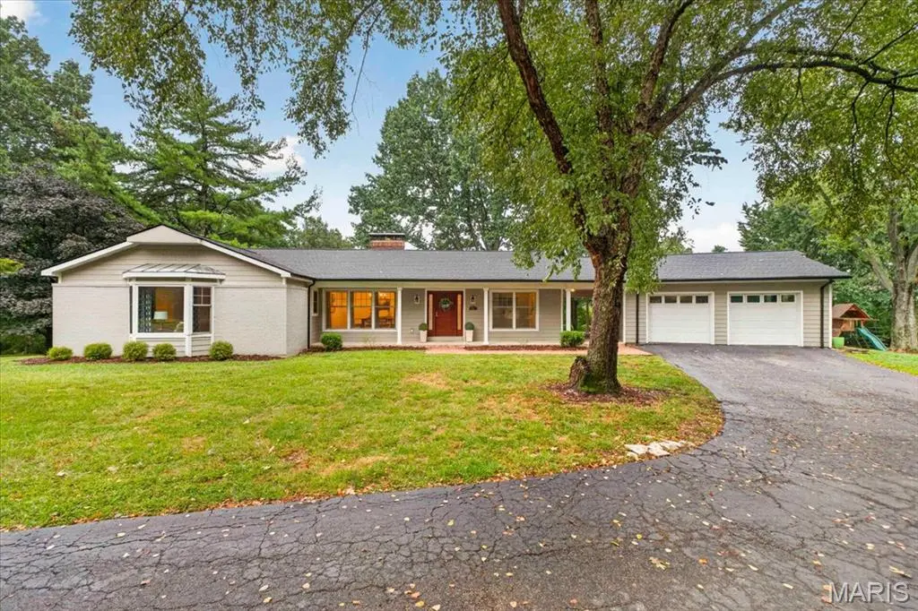 1821 Topping RD, St Louis, MO 63131
