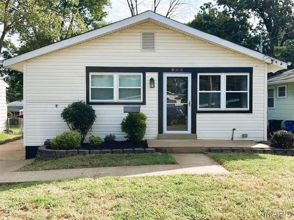 908 Des Peres DR, St Louis, MO 63131