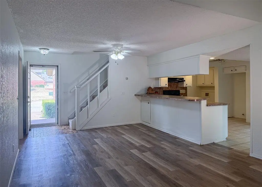 16 Coventry CT, Edmond, OK 73012