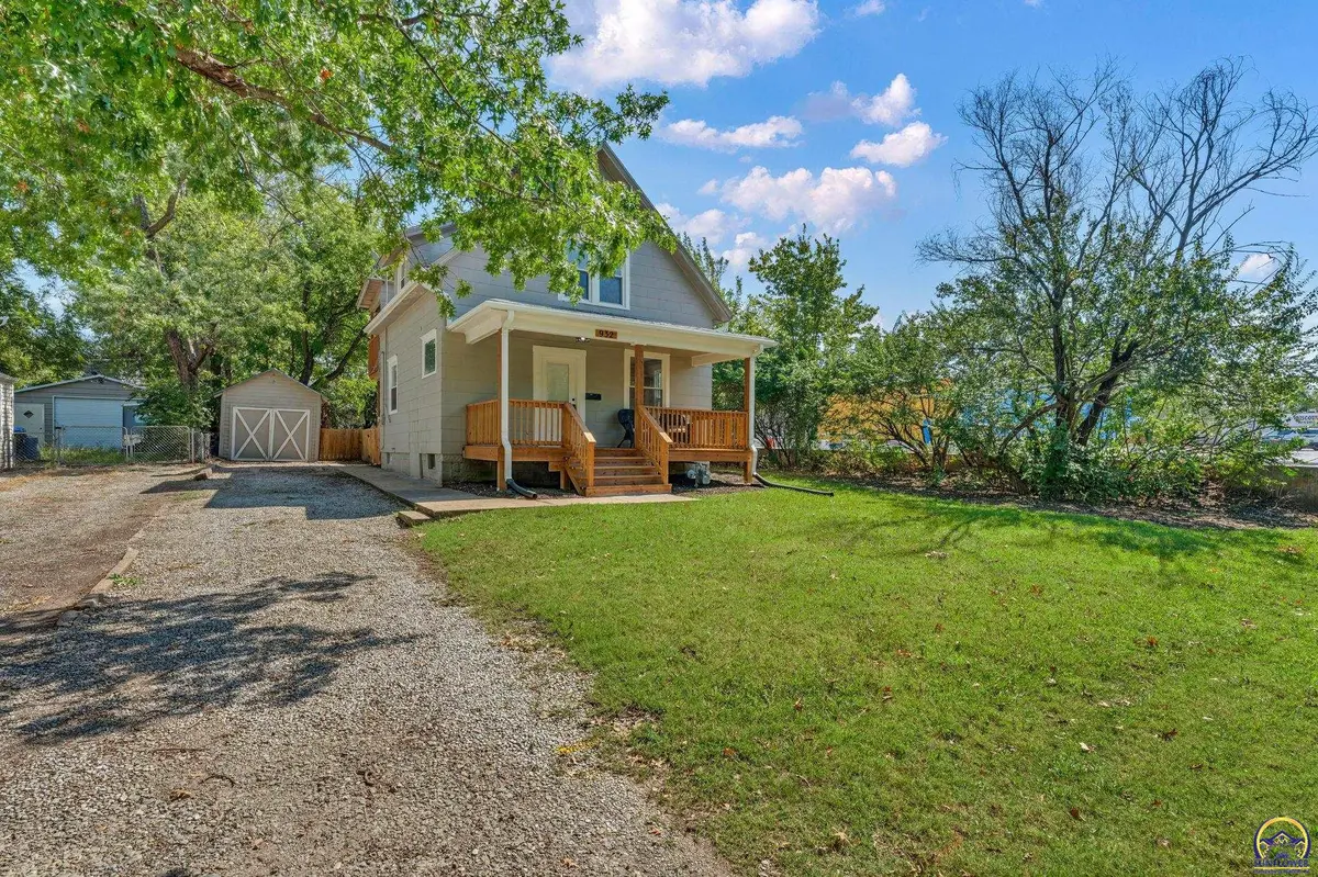 932 SW MacVicar AVE, Topeka, KS 66606