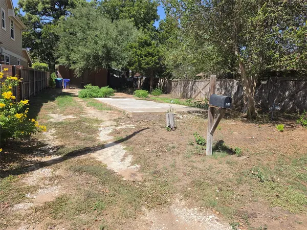 102 E Alamo ST, Elgin, TX 78621