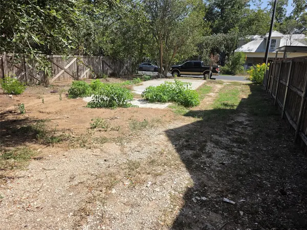 102 E Alamo ST, Elgin, TX 78621