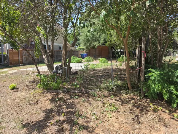 102 E Alamo ST, Elgin, TX 78621