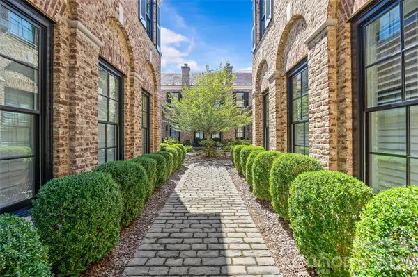 122 Cottage PL, Charlotte, NC 28207