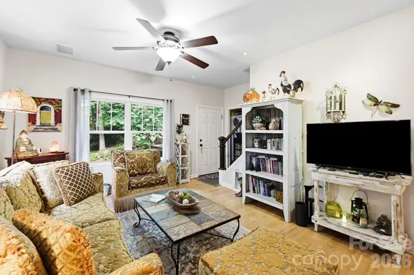 11 Old Patton Hill RD, Swannanoa, NC 28778