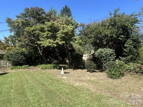 1225 Pinebrook CIR, Hendersonville, NC 28739